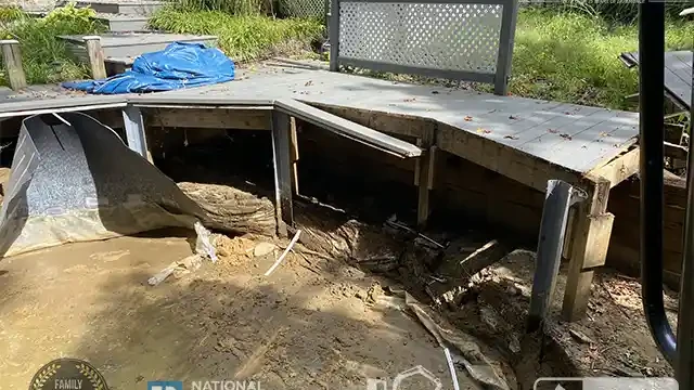 We start removing the deck